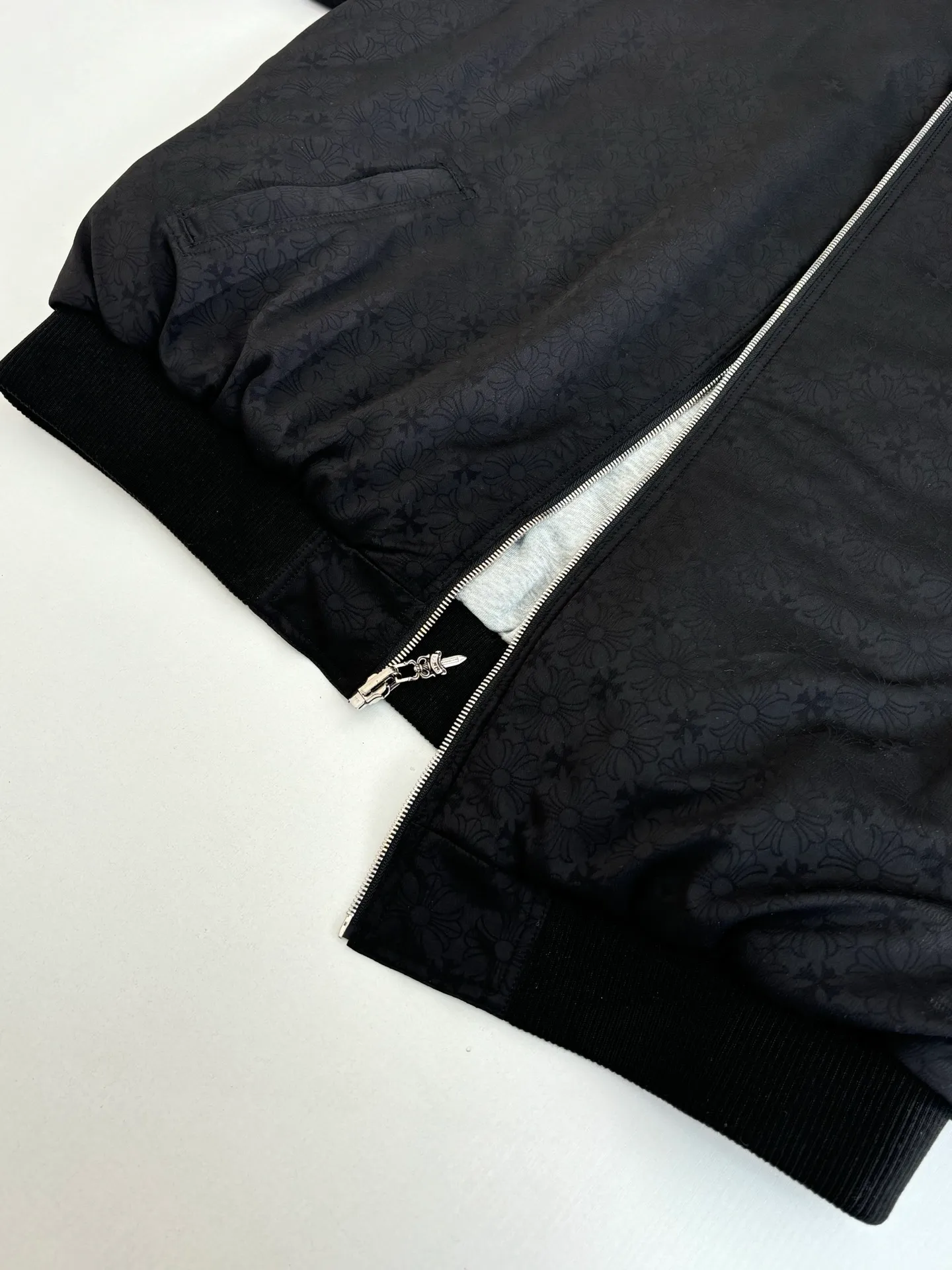 P850 Chrome Heart*/Chrome Heart 25 new style Horseshoe print double-sided hooded cotton jacket. The original domestic spot purchase is 3.98W. The development cost is extremely high. The front is made of jacquard woven fabric. The minimum order quantity is 1000 meters. The other side is gray yarn 260 grams. All developed and customized according to the original version. Refuse to use off-the-shelf wrong fabrics. Four layers of thickness blessing. You can survive the winter in one piece (one layer of gray knitted lining, two layers of gall fabric, and one layer of down cotton) Size：S/M/L